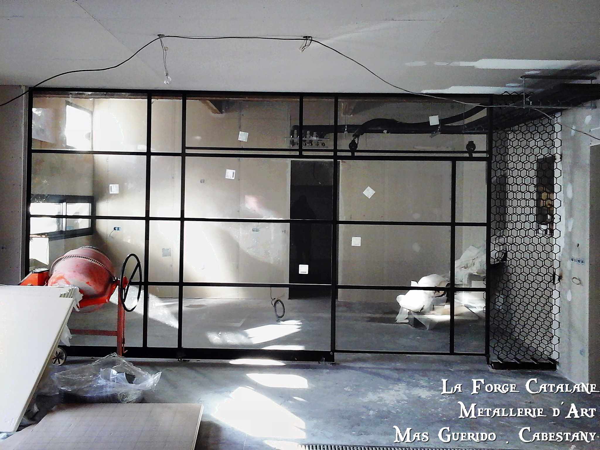 verriere ancien atelier coulissant roulette grange mur range bouteille forge catalane 2.jpg